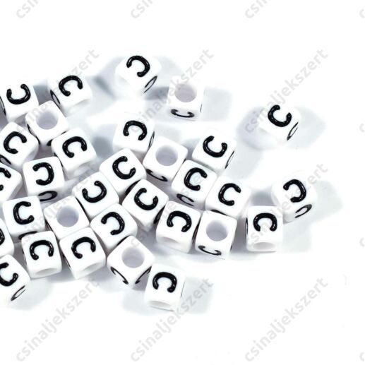 Fehér színű, kocka alakú C betű gyöngy