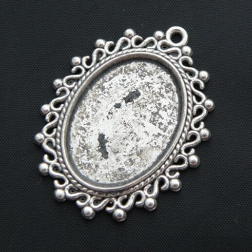 Antikolt ezüst színű ovális csipkés medál kaboson foglalat 18x25 mm